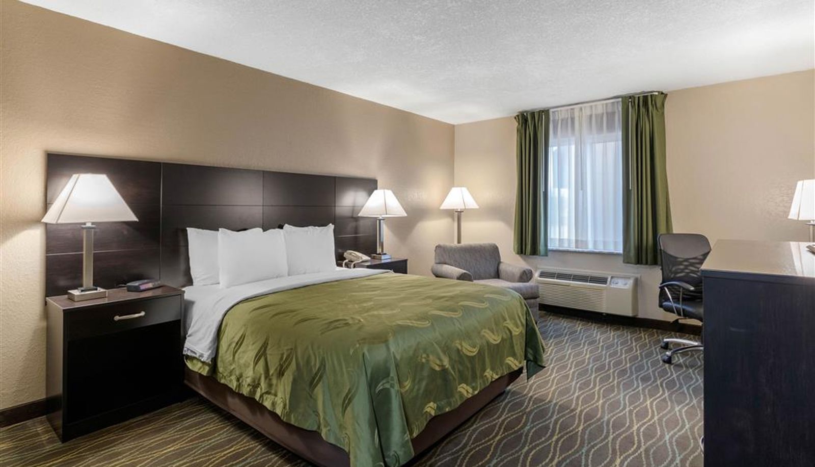 Zimmer - Quality Inn & Suites Des Moines - Merle Hay Road