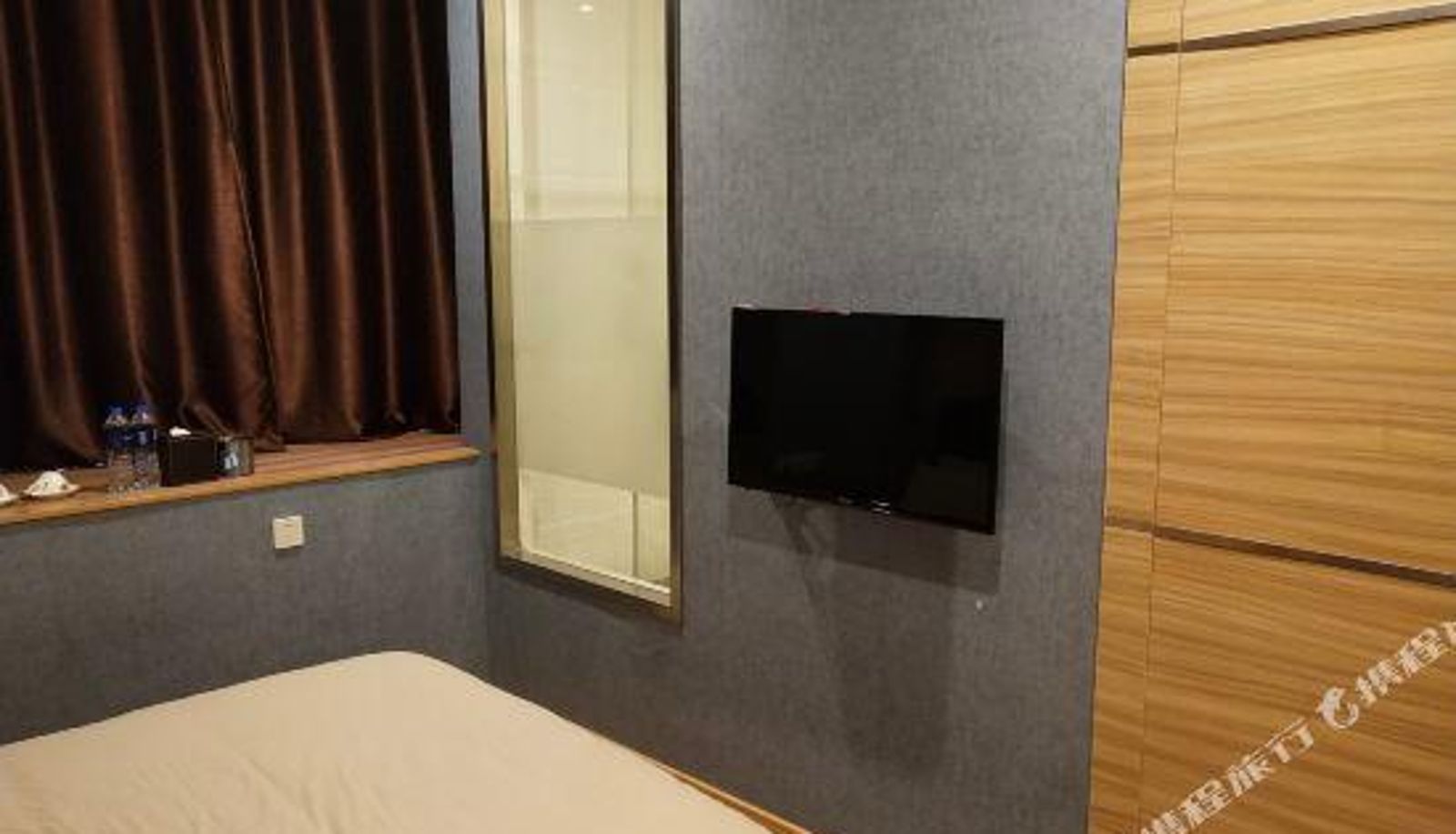 Camera - Gray Whale Hotel
