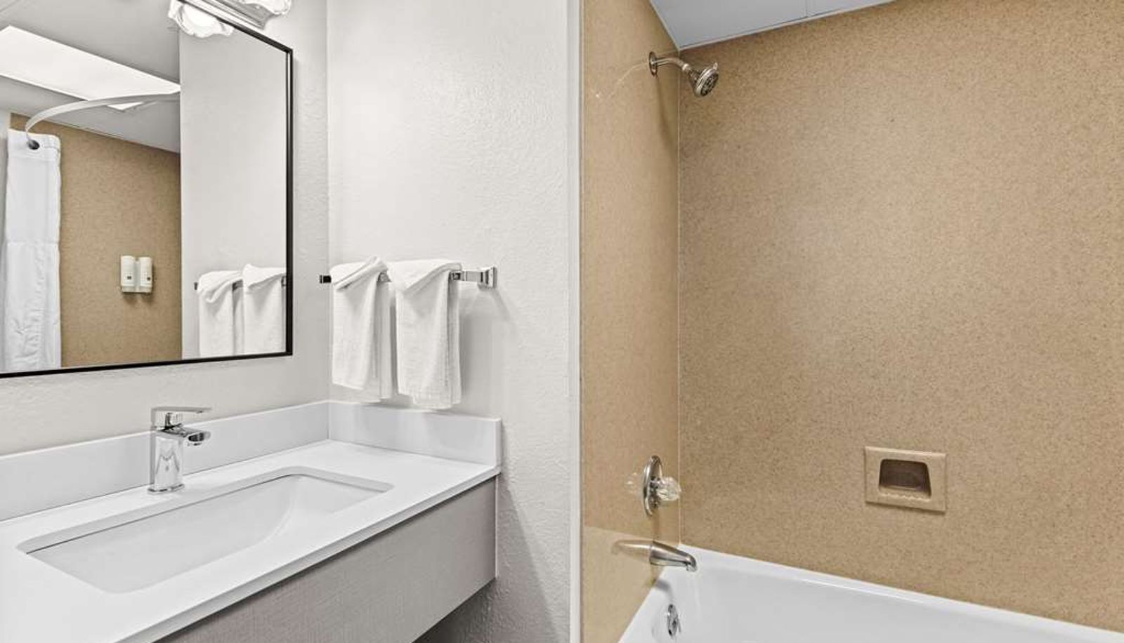Room - Quality Inn & Suites at Dollywood Lane