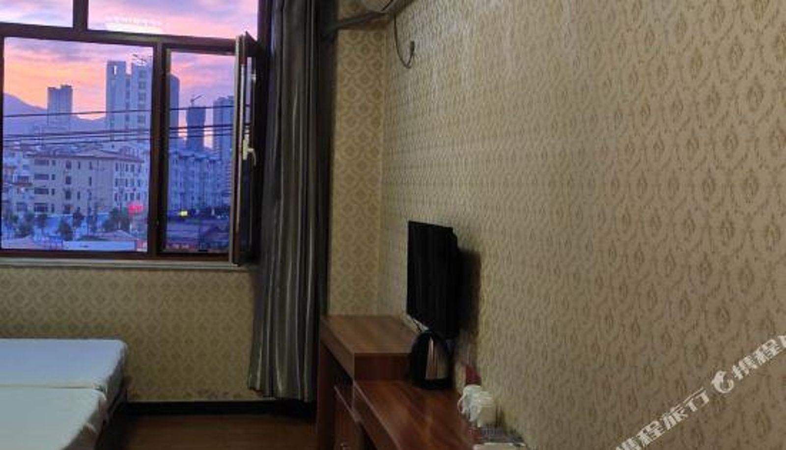 Longhua Shangju Express Hotel