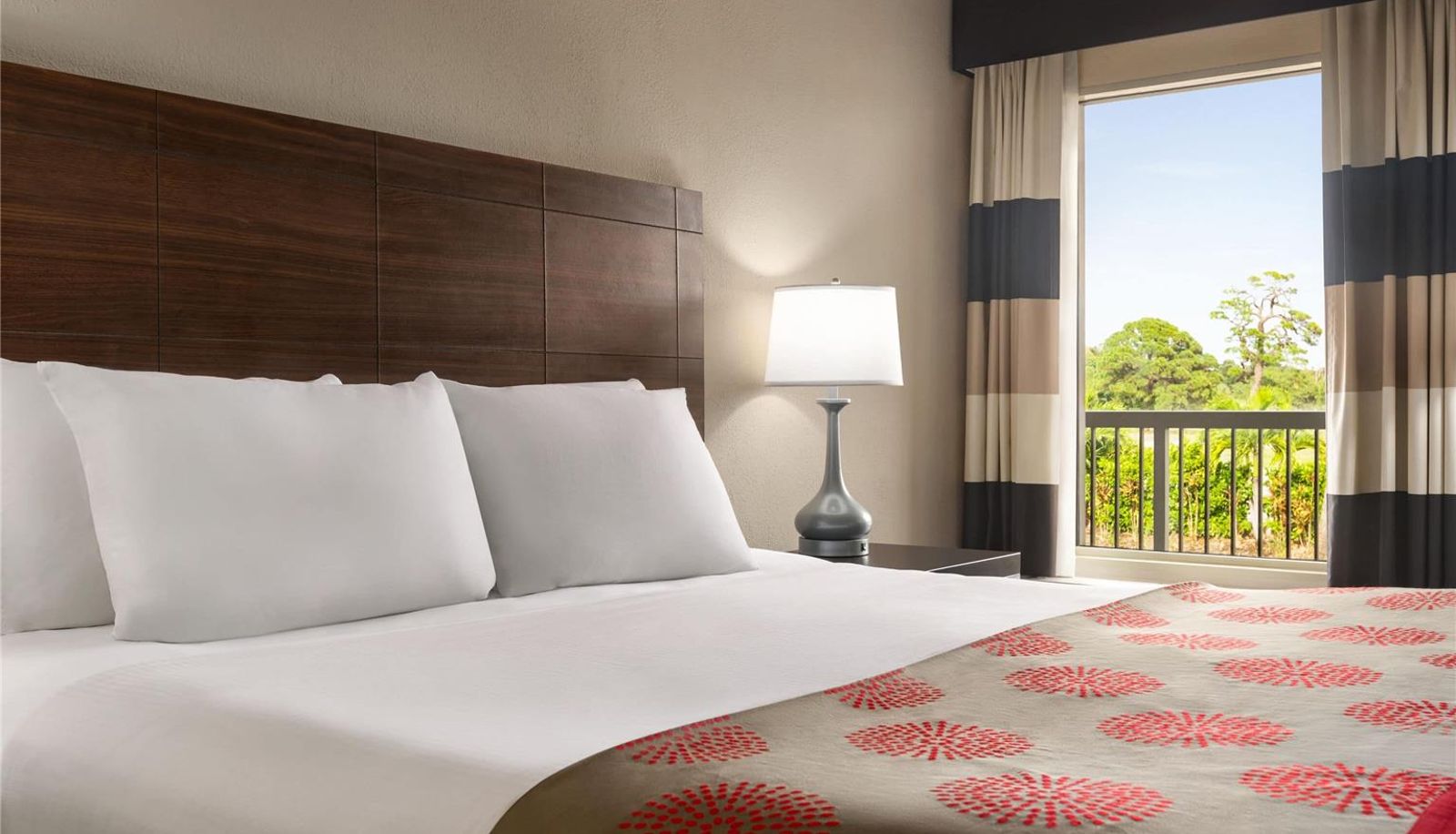 Zimmer - Ramada by Wyndham Sarasota Waterfront