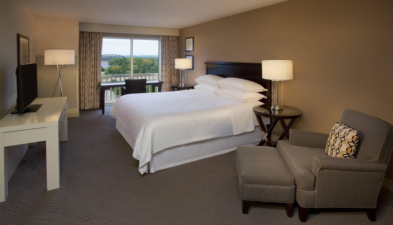 Room - Sheraton Louisville Riverside Hotel