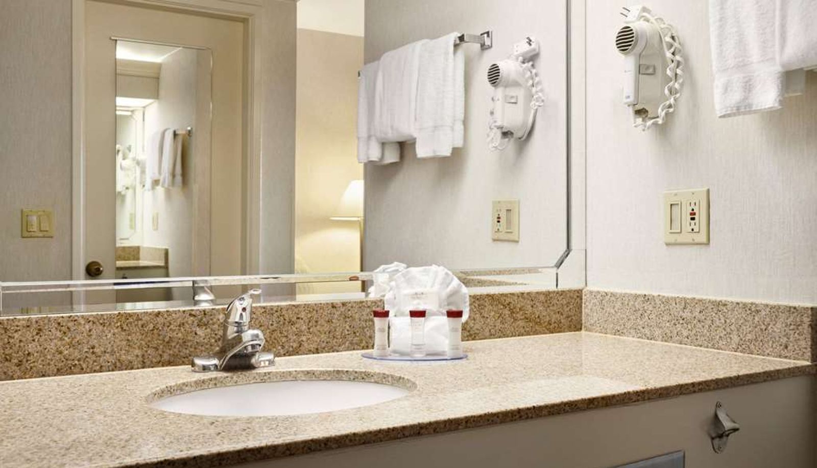 Pokój - Ramada by Wyndham Costa Mesa/Newport Beach