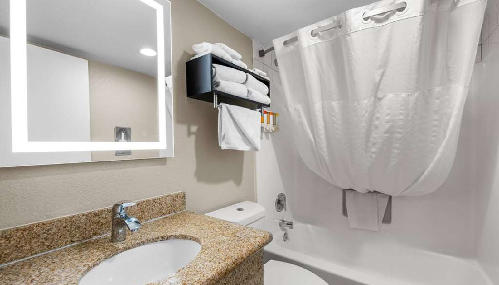 Room - Howard Johnson by Wyndham Santa Cruz