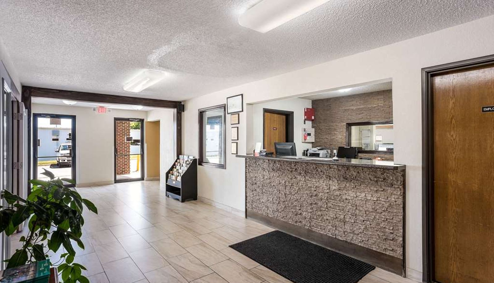 Hall - Rodeway Inn Cedar Rapids Westdale