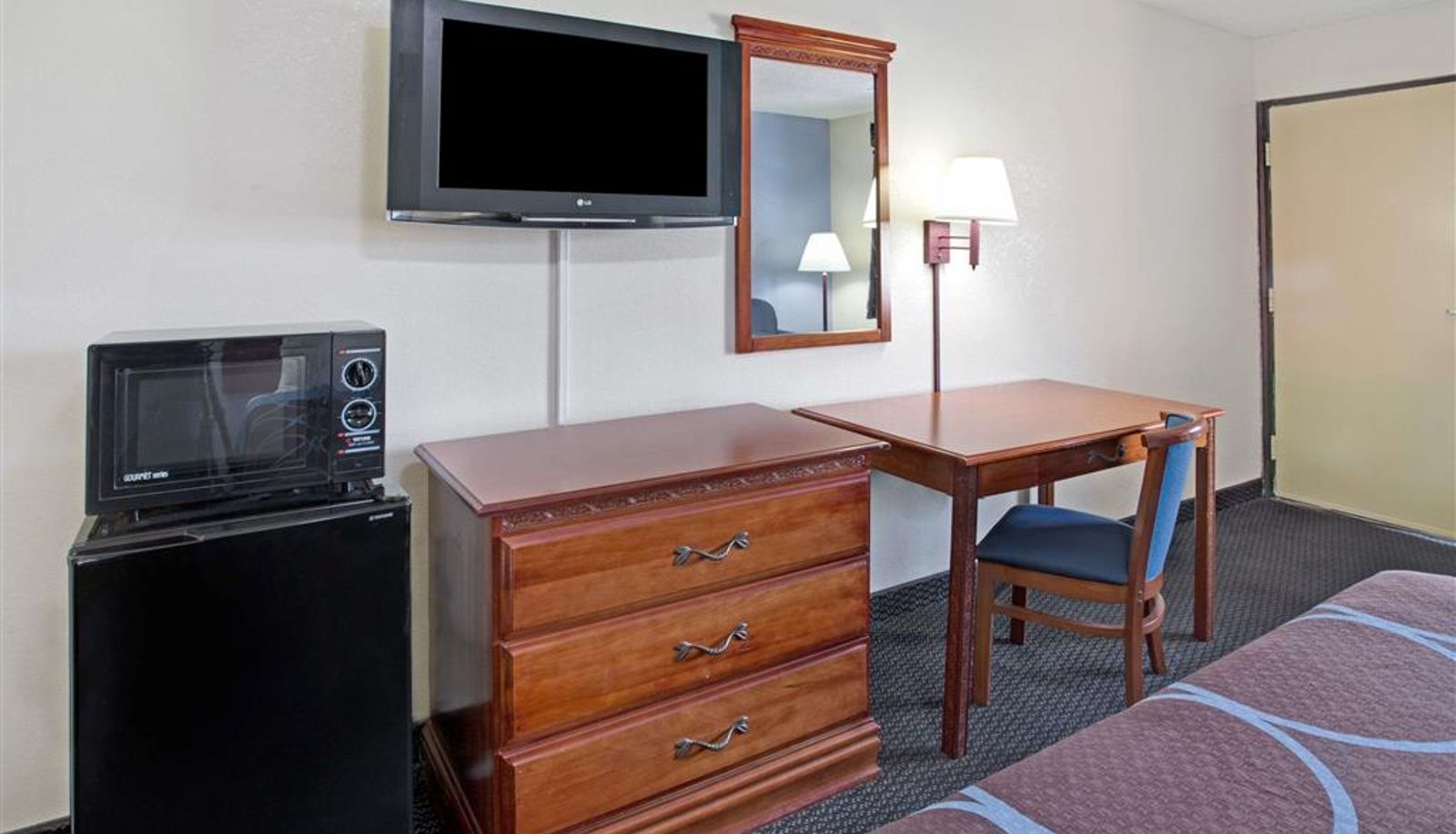 Room - Super 8 by Wyndham Suwanee