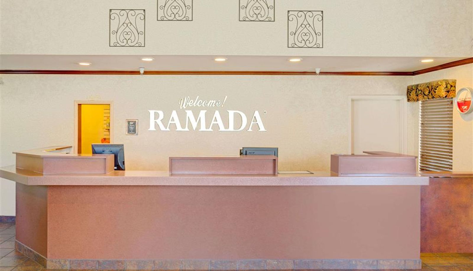 Lobby - Ramada by Wyndham Draper