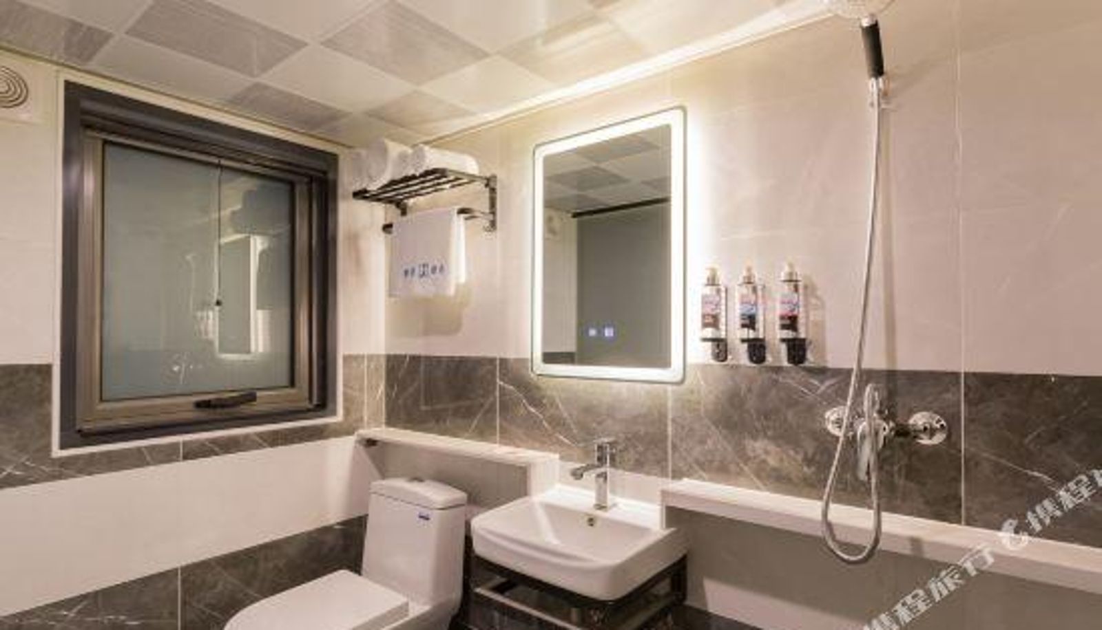 Zimmer - Dequan Hotel (Chaoyang Park Branch of Chaoyang High Speed Railway Station)