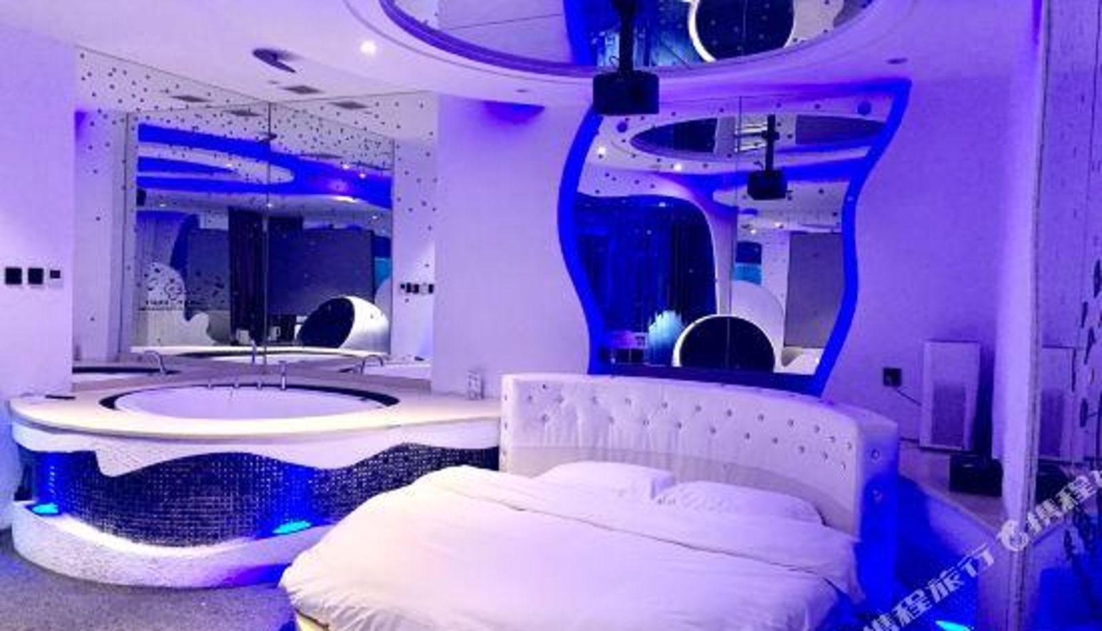 Camera - No.6 Boutique Theme Hotel (Beijing Chaoyang High-speed Railway Station Joy City)