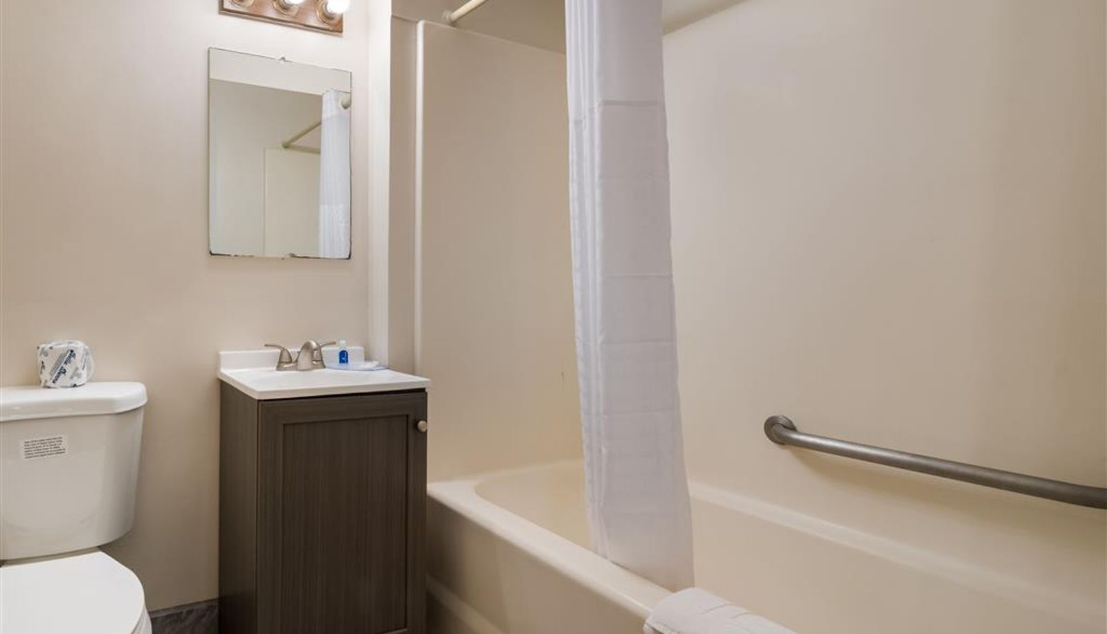 Room - Rodeway Inn La Crosse