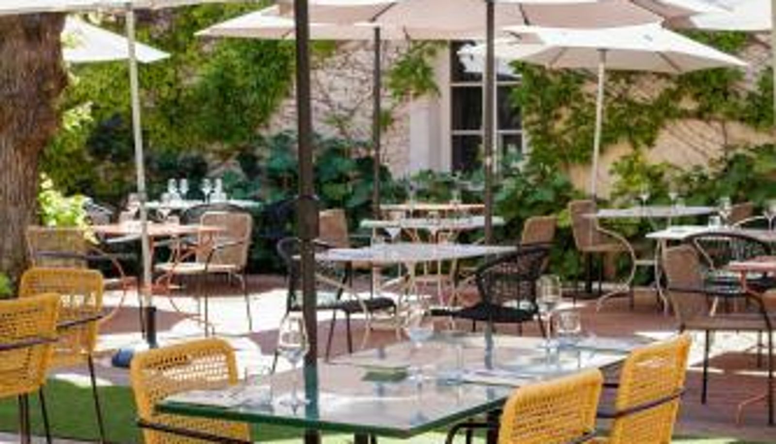 Sala de desayunos dentro del restaurante - Logis Hostellerie des Clos et restaurant Bistrot des grands crus et Maison de la tour Chablis