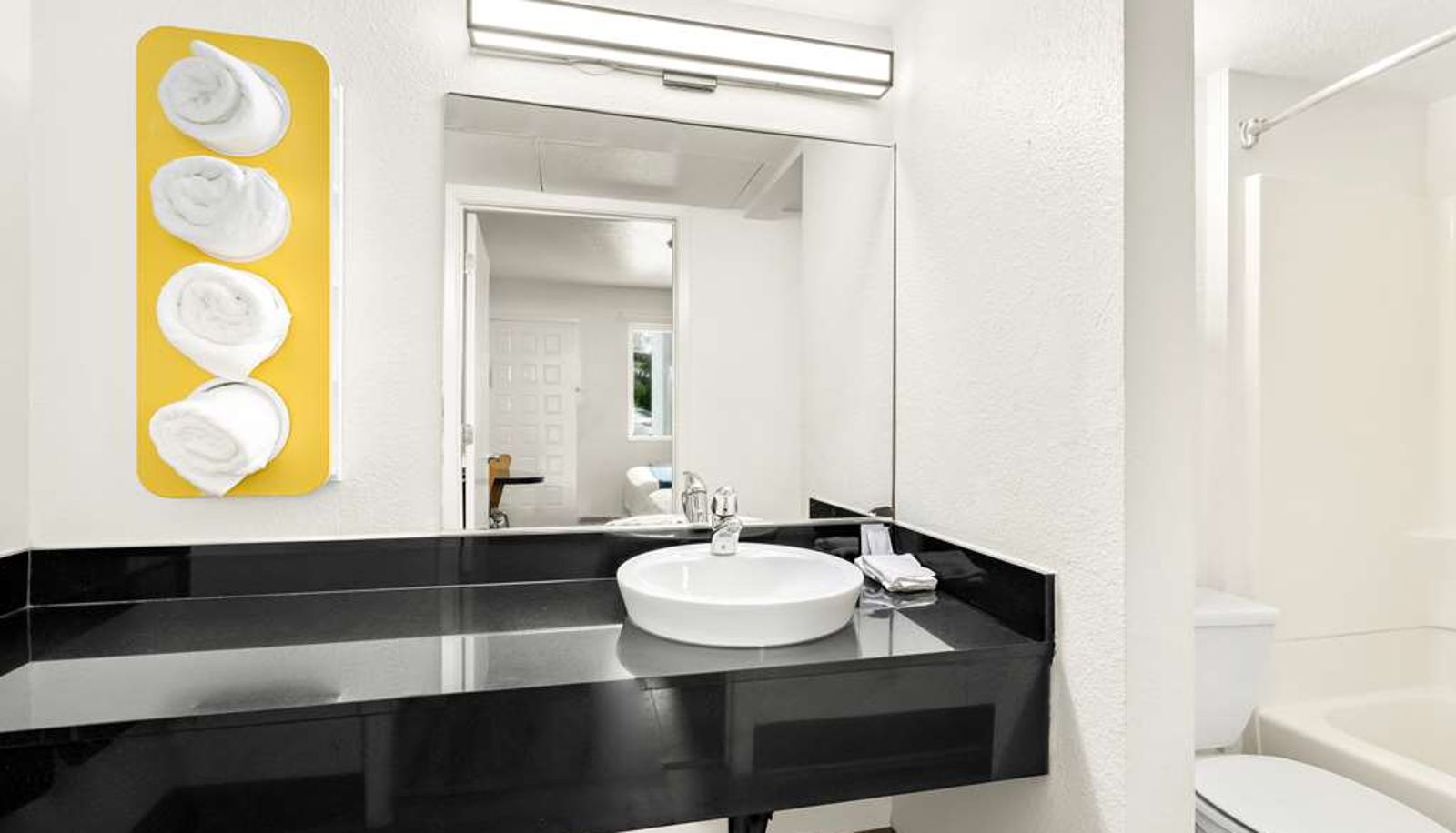 Room - Studio 6 Suites - Carpinteria
