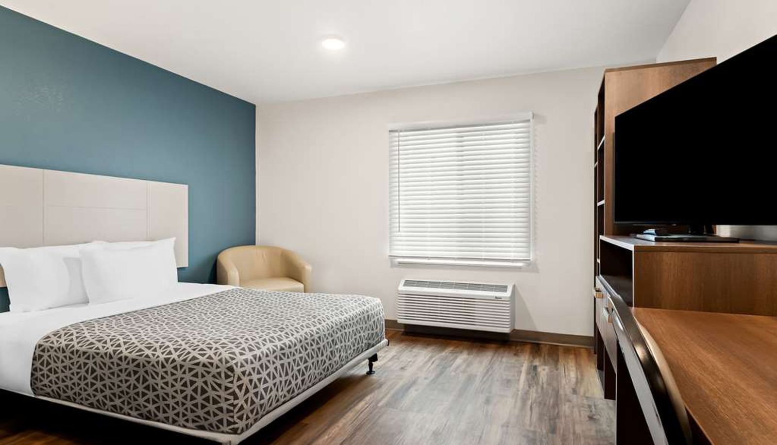 Room - WoodSpring Suites Denver Commerce City