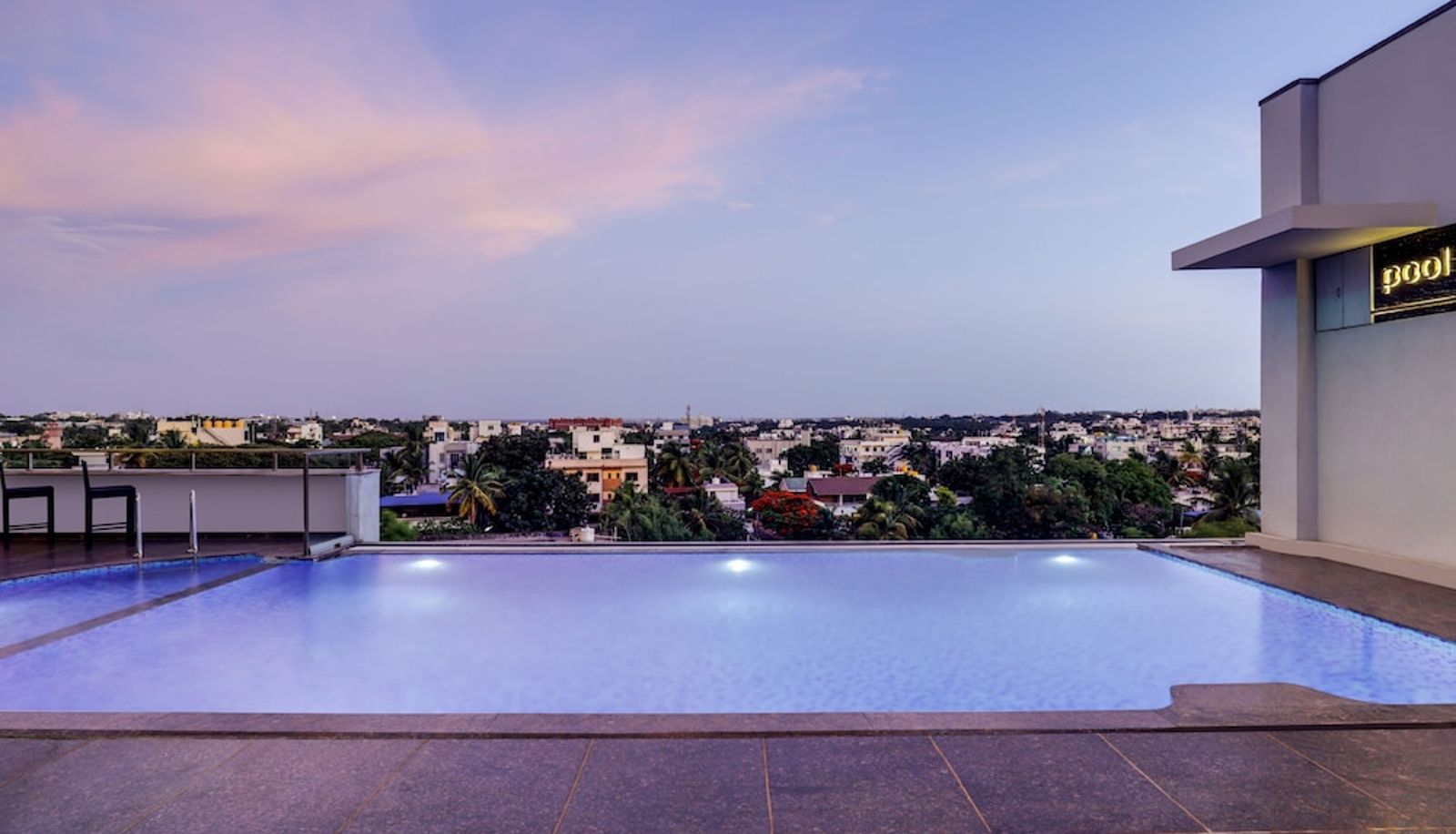 Zwembad - LEMON TREE HOTEL-HUBLI