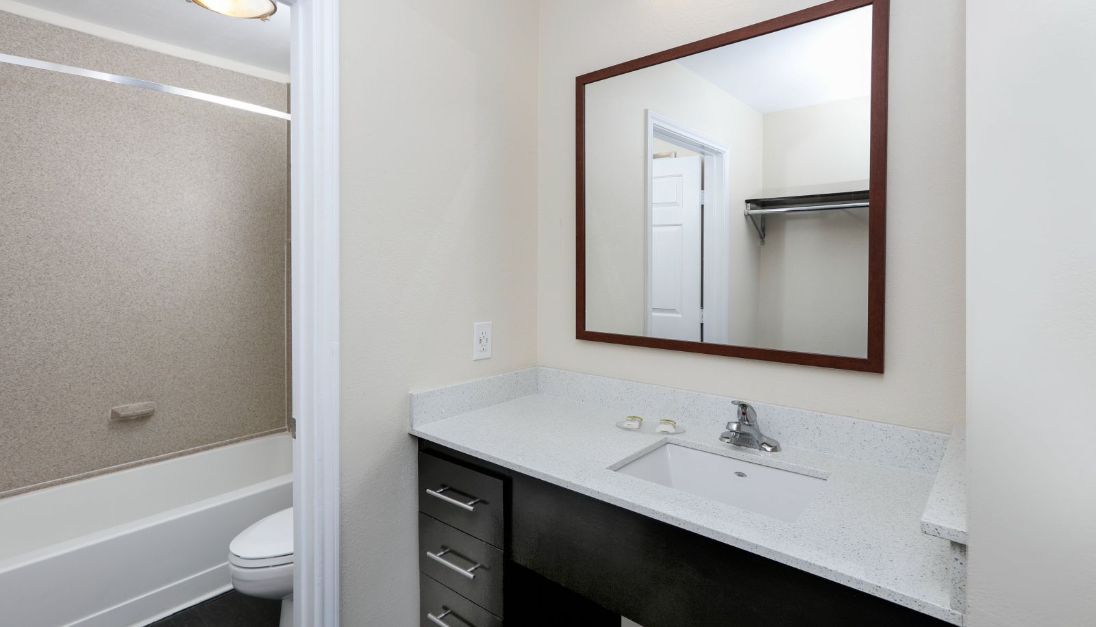 Zimmer - Candlewood Suites DALLAS MARKET CNTR-LOVE FIELD by IHG