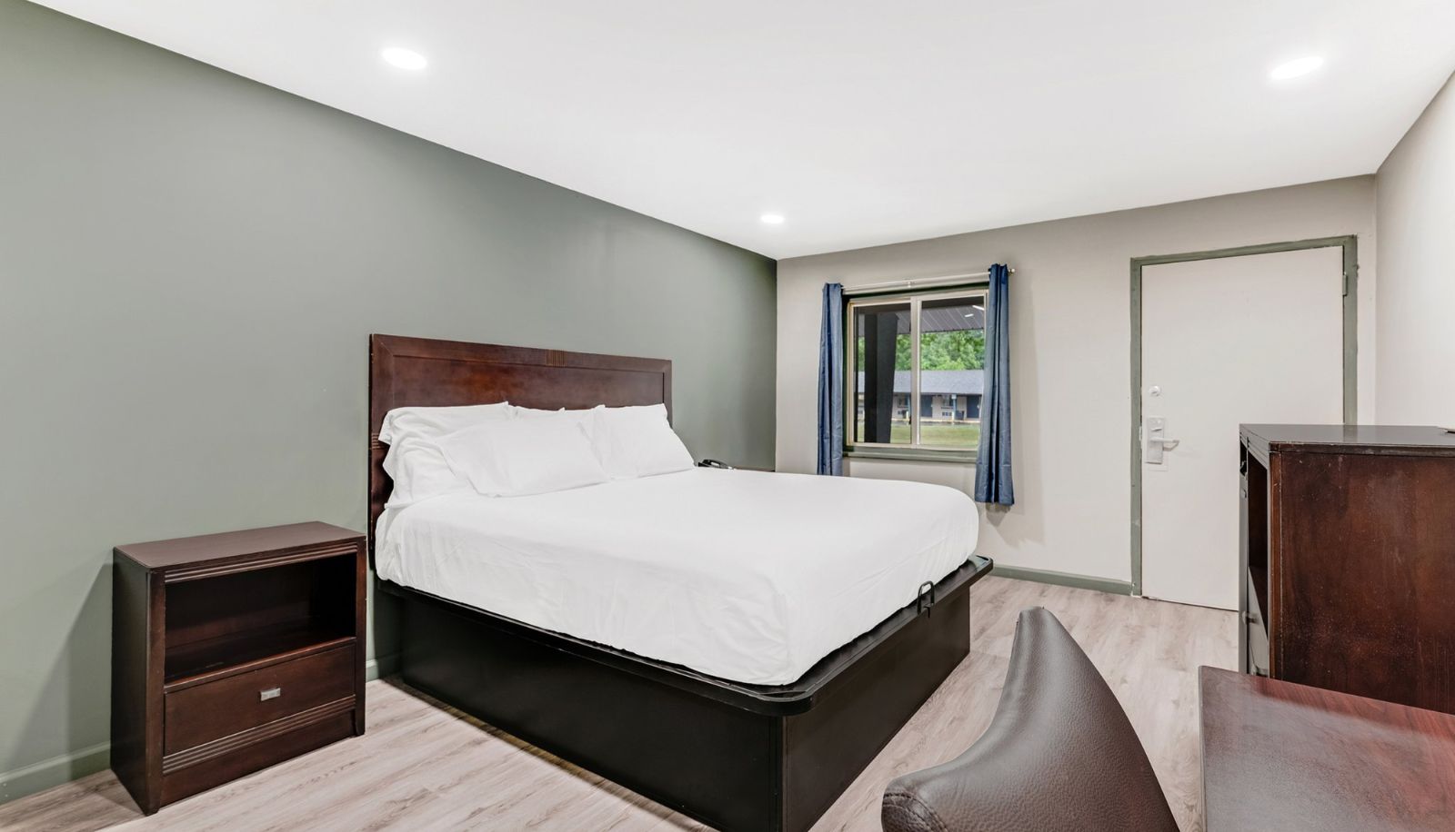 Room - Red Carpet Inn Garfield Heights