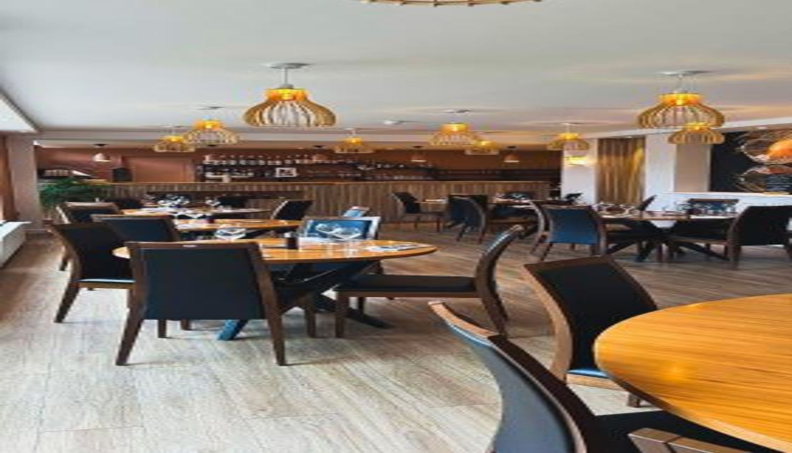 Salle de petit-déjeuner dans le restaurant - Le Relais de la Sans Fond