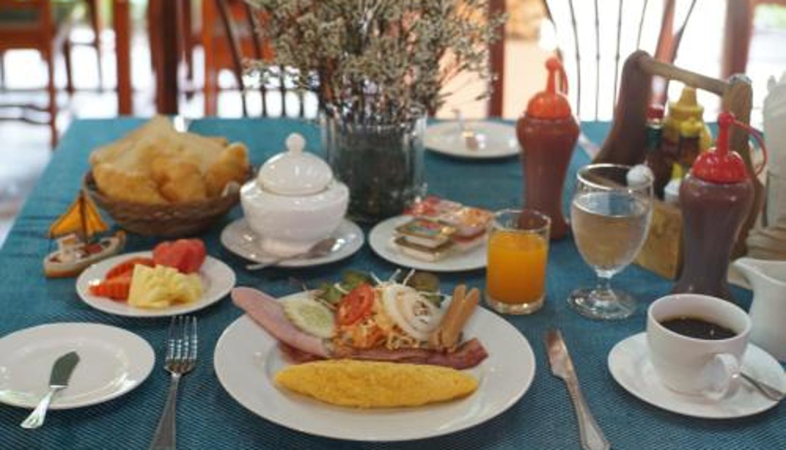 Salle de petit-déjeuner dans le restaurant - Kao Tao Villa Beach Resort-Hua Hin