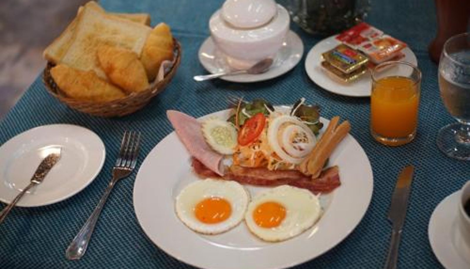Salle de petit-déjeuner dans le restaurant - Kao Tao Villa Beach Resort-Hua Hin