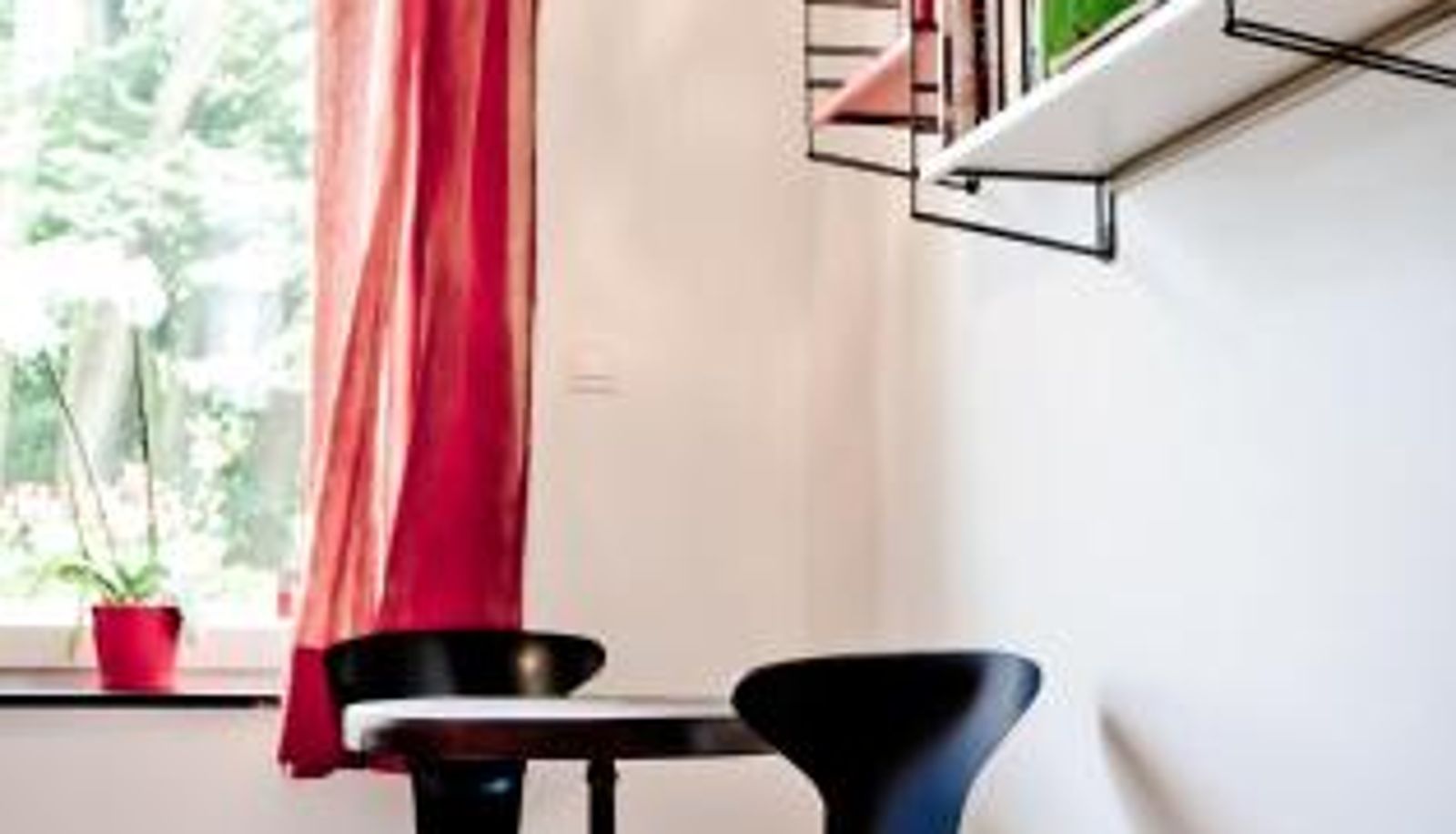 Sala de desayunos dentro del restaurante - House Ninety Guesthouse