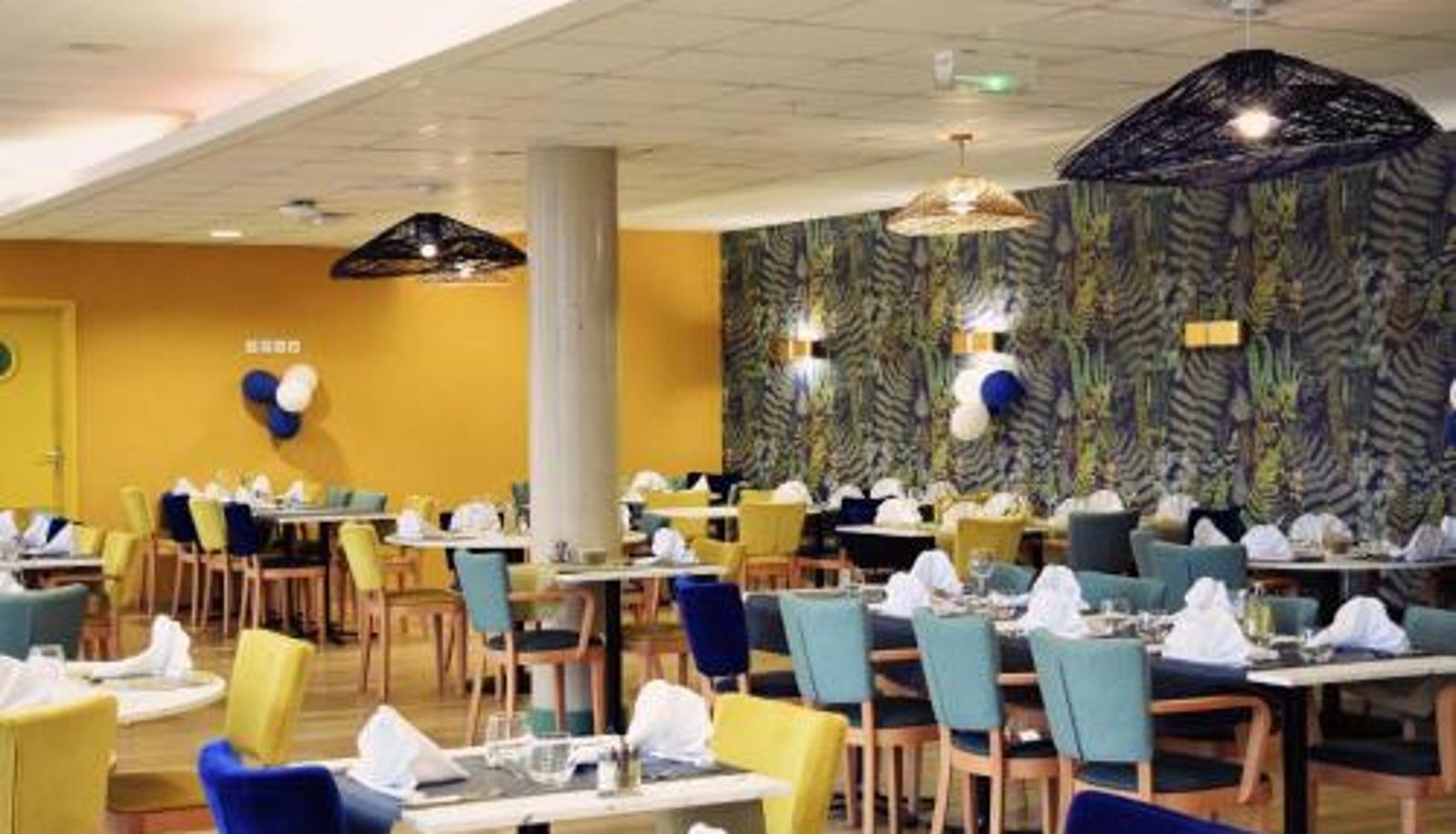 Salle de petit-déjeuner dans le restaurant - Domitys - L'HERMINE BLANCHE