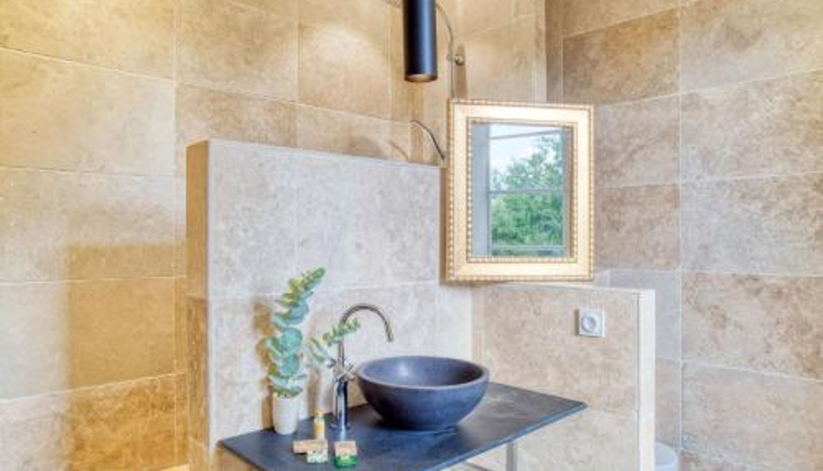 Bathroom - Le Château de Camille