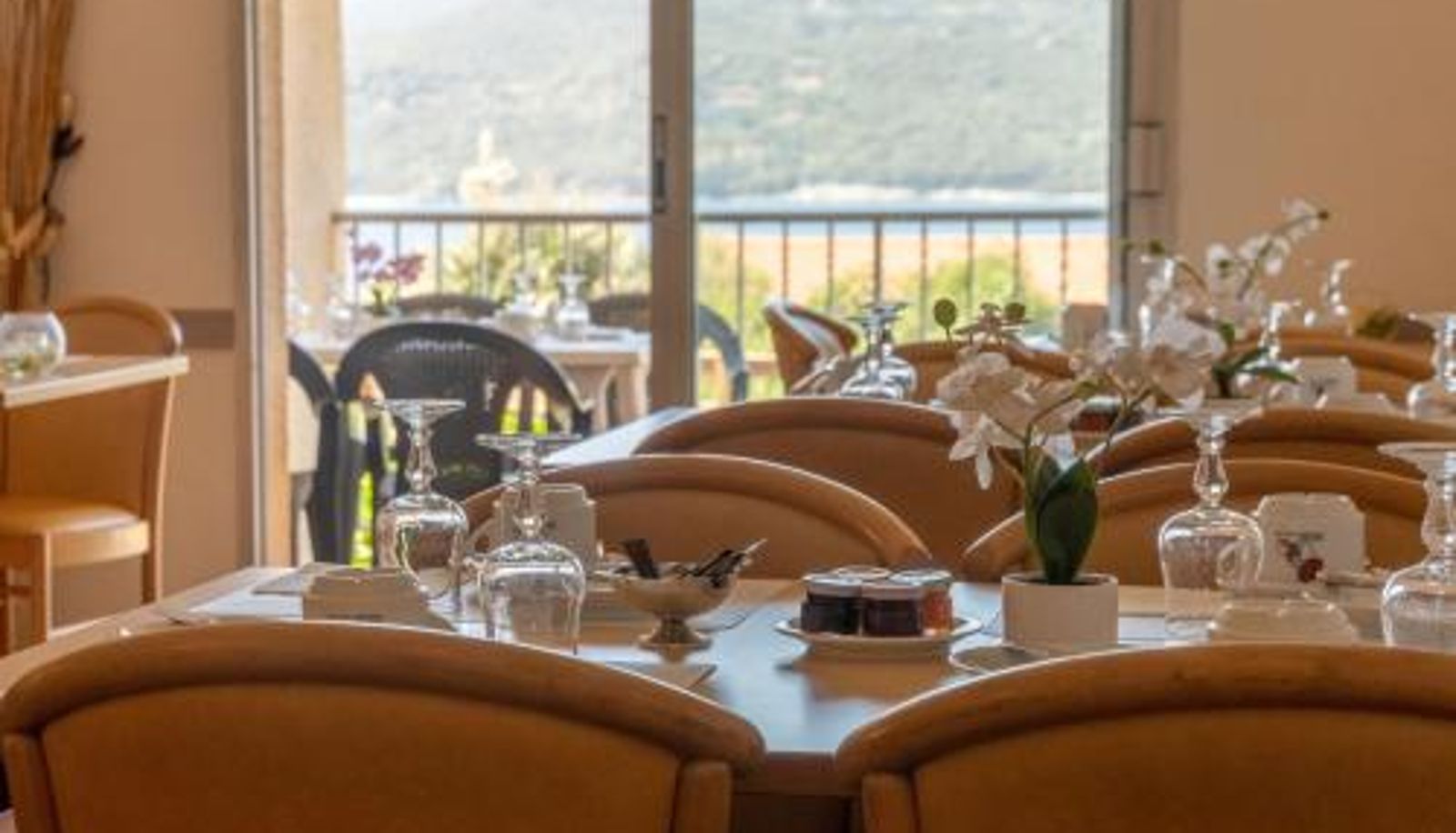 Breakfast room within the restaurant - Hotel Hibiscus
