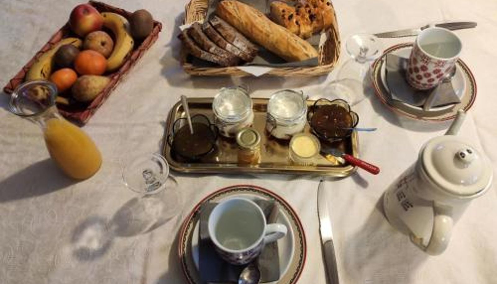 Ontbijtzaal in het restaurant - AUX 2 LACS chambres d'hôtes
