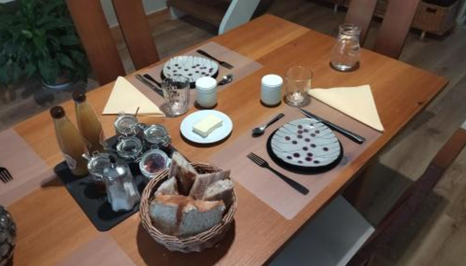 Breakfast room within the restaurant - Chez Jacquie et Fifi