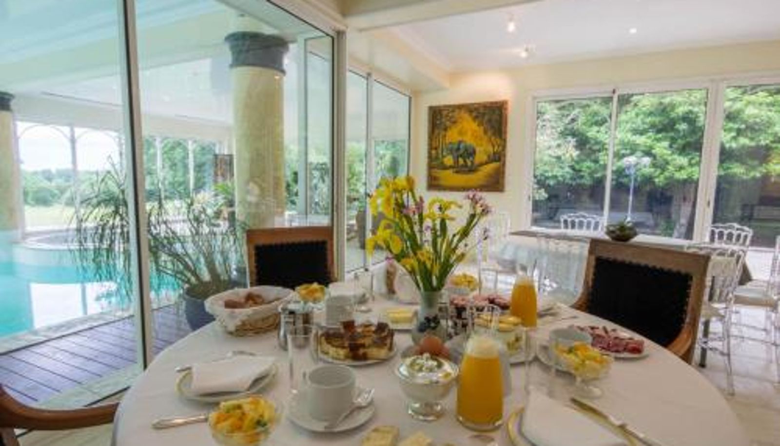 Breakfast room within the restaurant - Château de Lannouan