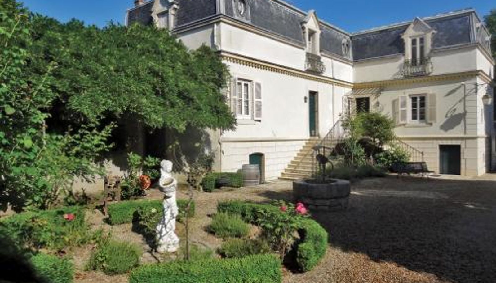 Hotel outdoor area - La Maison Chaudenay