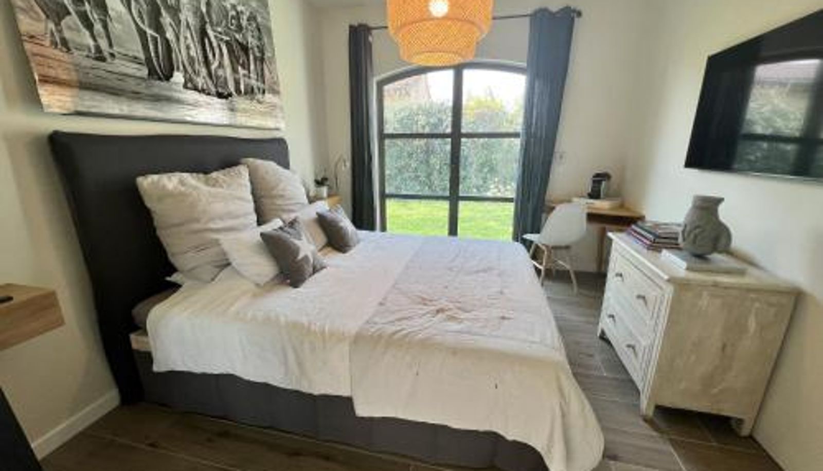 Room - La Chambre Cézanne