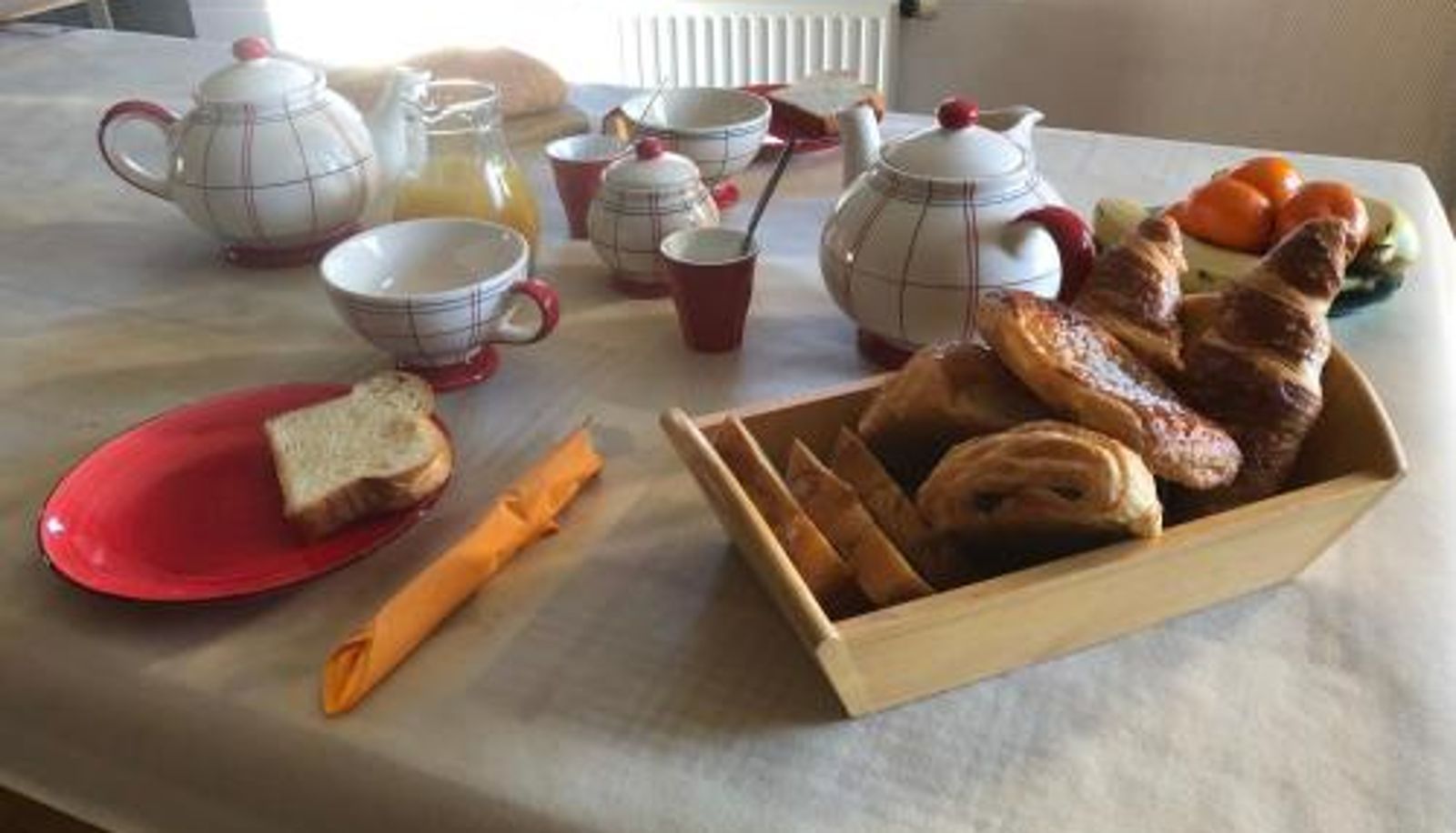 Frühstücksraum innerhalb des Restaurants - La maison bleue