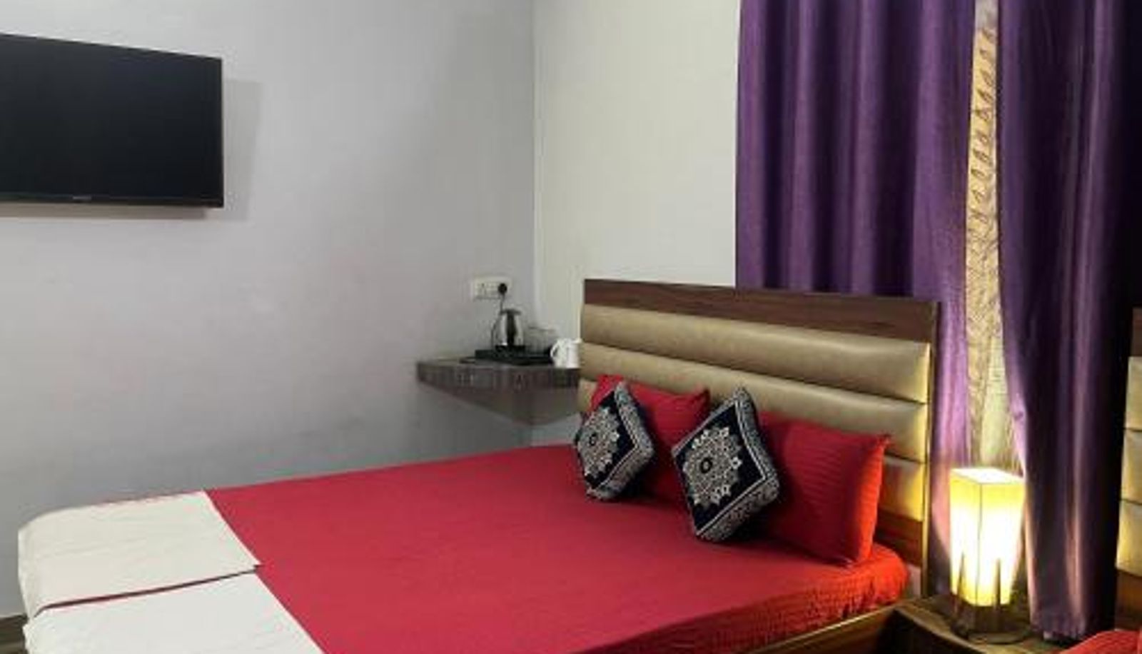 Camera - Foreigners Inn - 10 Mins Walk to KV Temple & Aarti Ghat- Free Parking- Alexa & Power Bkup