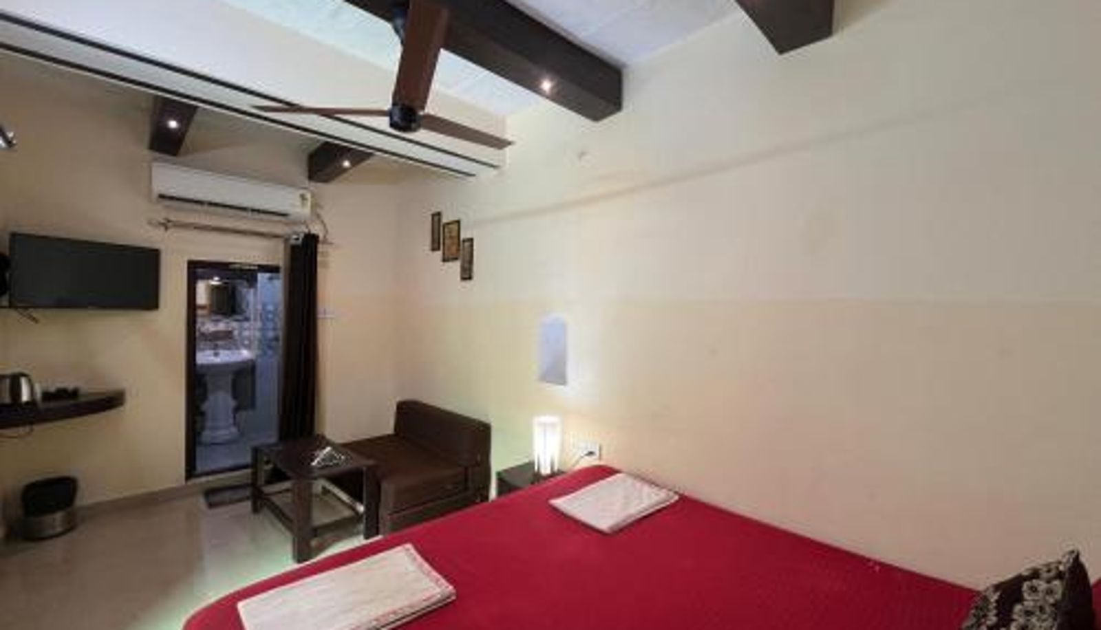 Zimmer - Foreigners Inn - 10 Mins Walk to KV Temple & Aarti Ghat- Free Parking- Alexa & Power Bkup