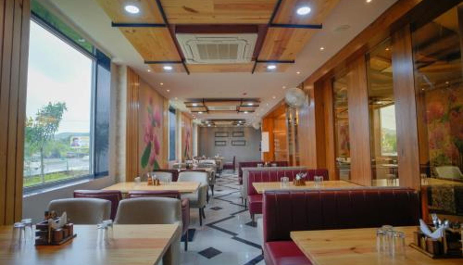 Sala prima colazione all'interno del ristorante - The Ekling Garh Hotel & Resort