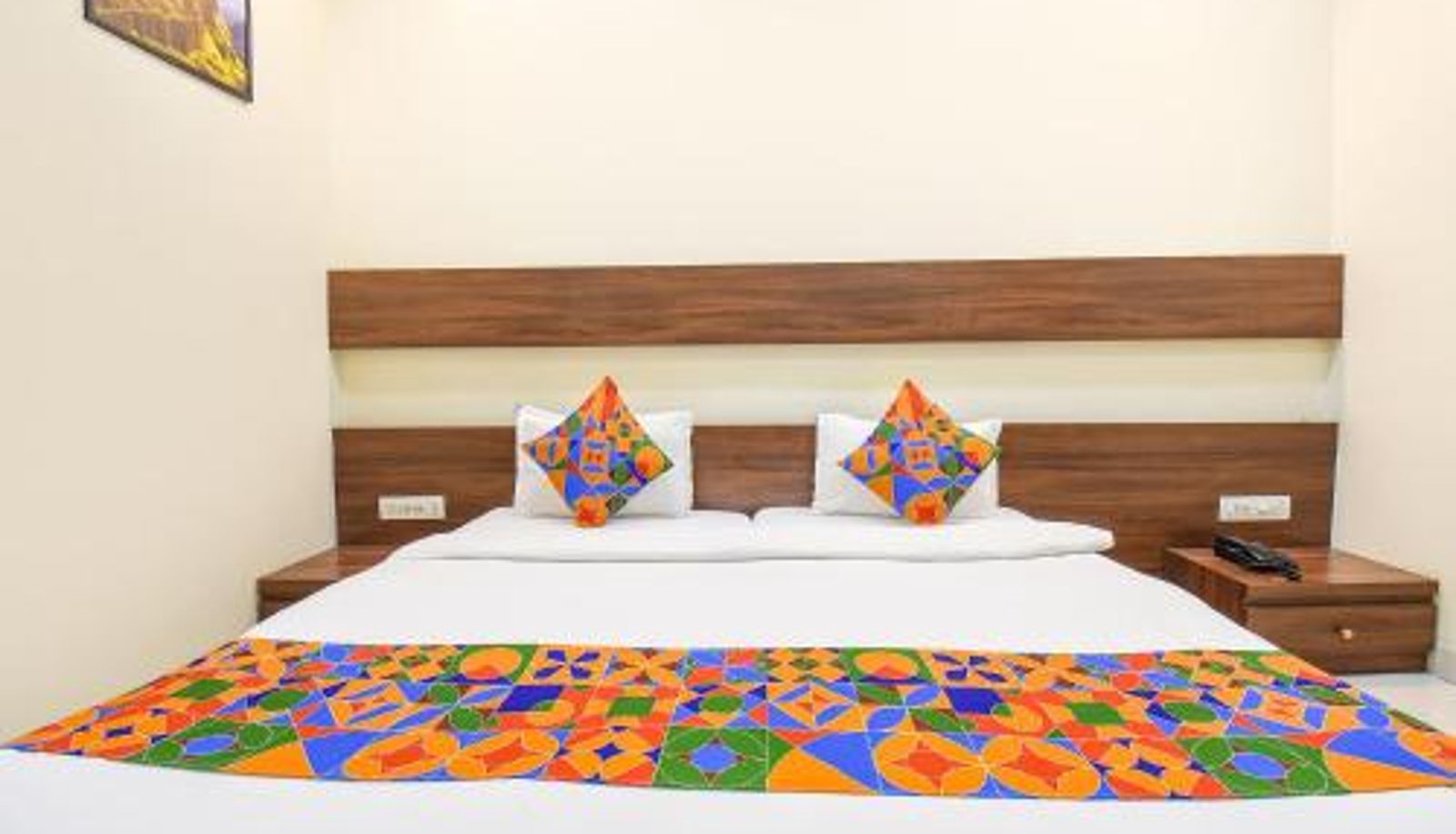 Info - FabHotel Royal Suits - Nr Mahadji Shinde Chhatri