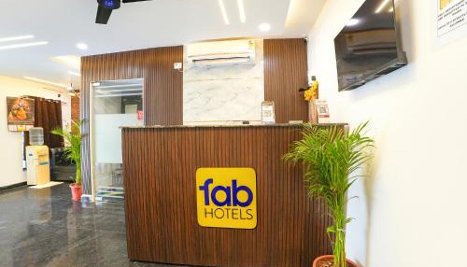 Recepción - FabHotel Lloyds Inn I