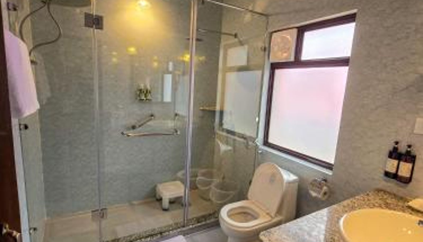 Badkamer - McLeod Ganj Hotel Udechee Huts