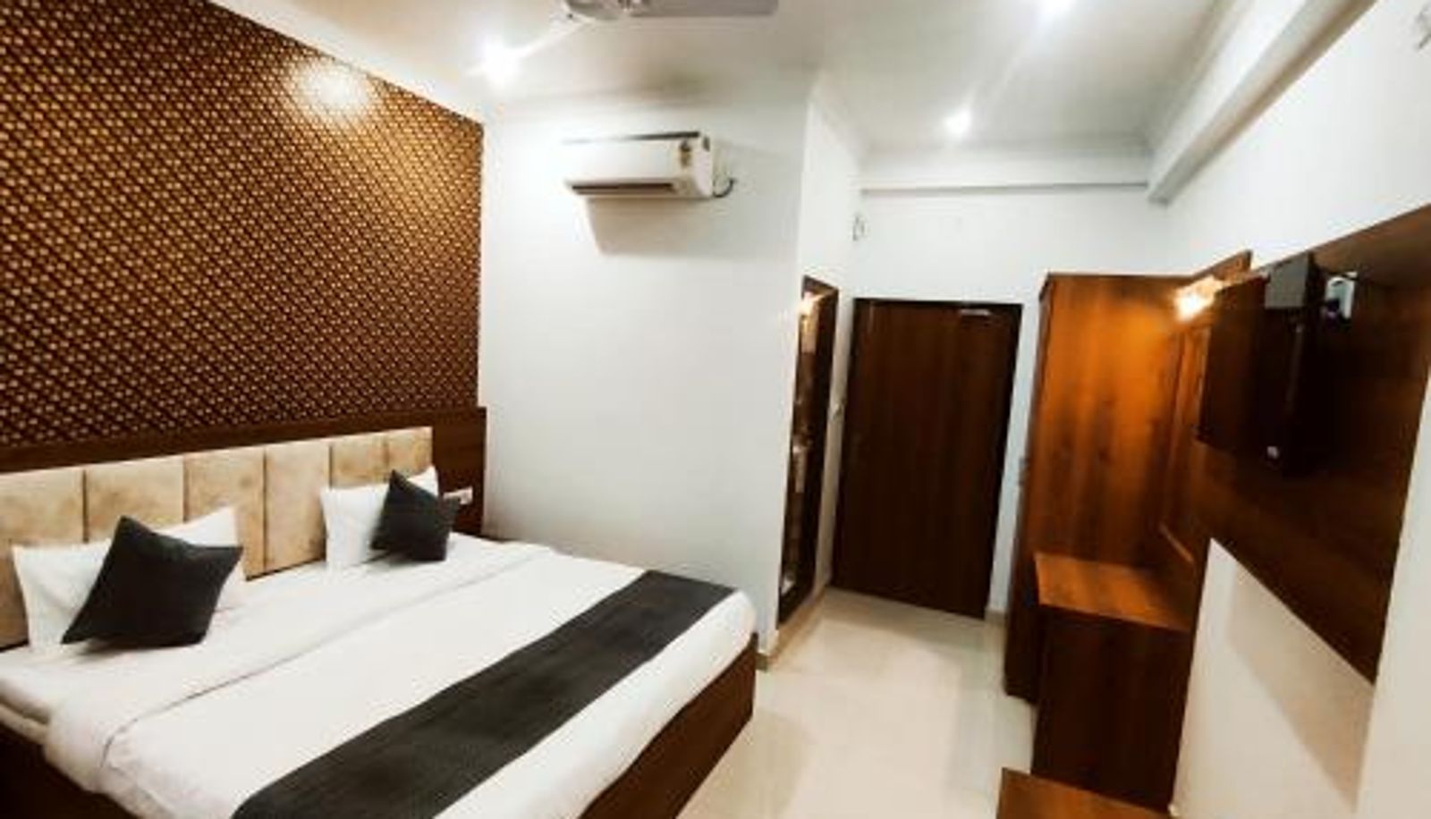 Info - HOTEL JVS PALACE