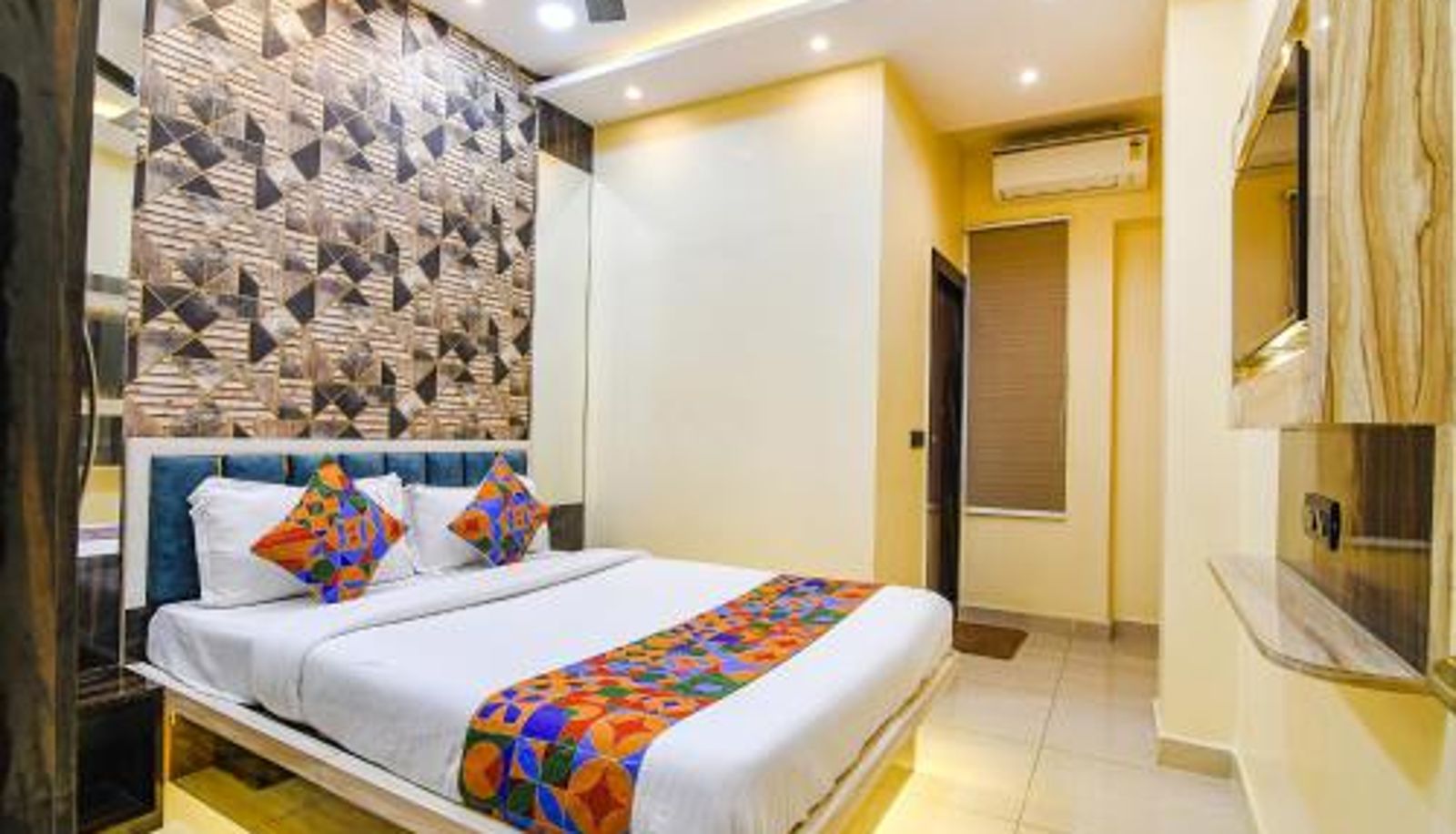 Zimmer - FabHotel Royal Park Inn - Nr Eden Garden Stadium