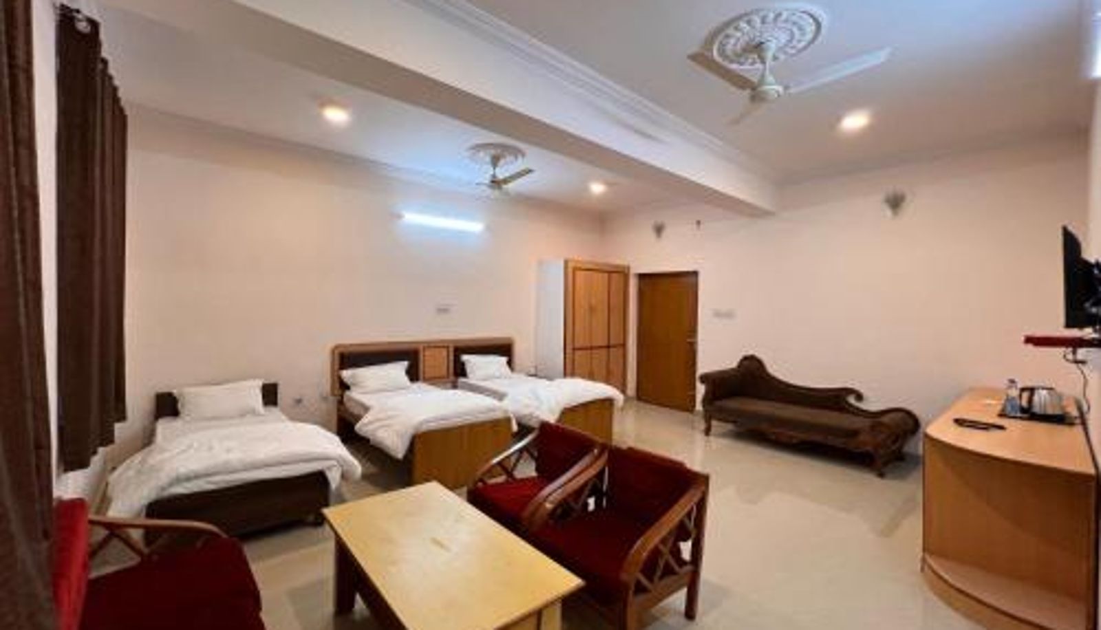 Pokój - The Patel Stadium Hotel 1 Km from Bus Stand and 2 Km from Railway station