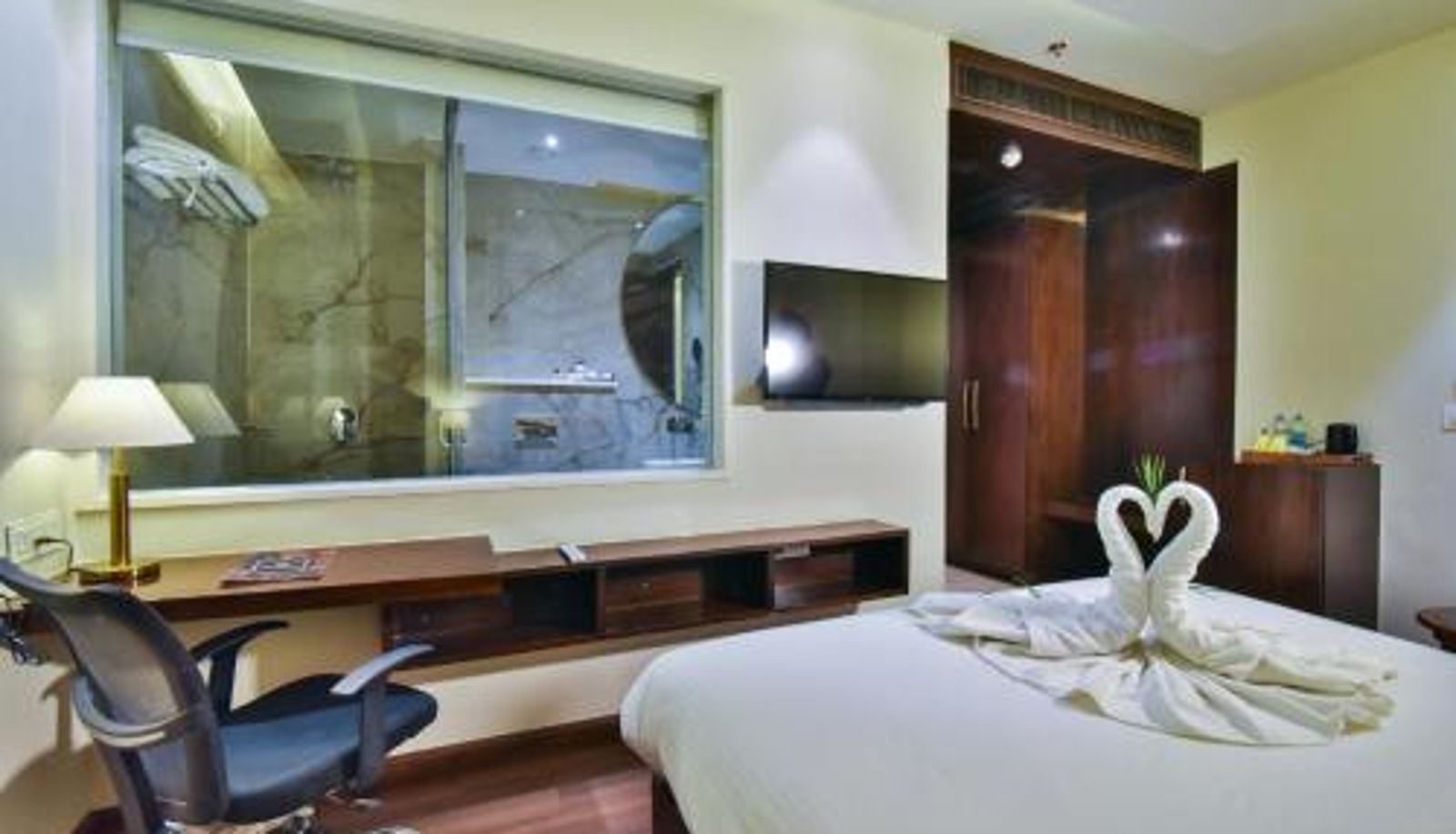 Suite - Hotel BR Grand With Nimo Club Amritsar -5 Mint From Golden Temple
