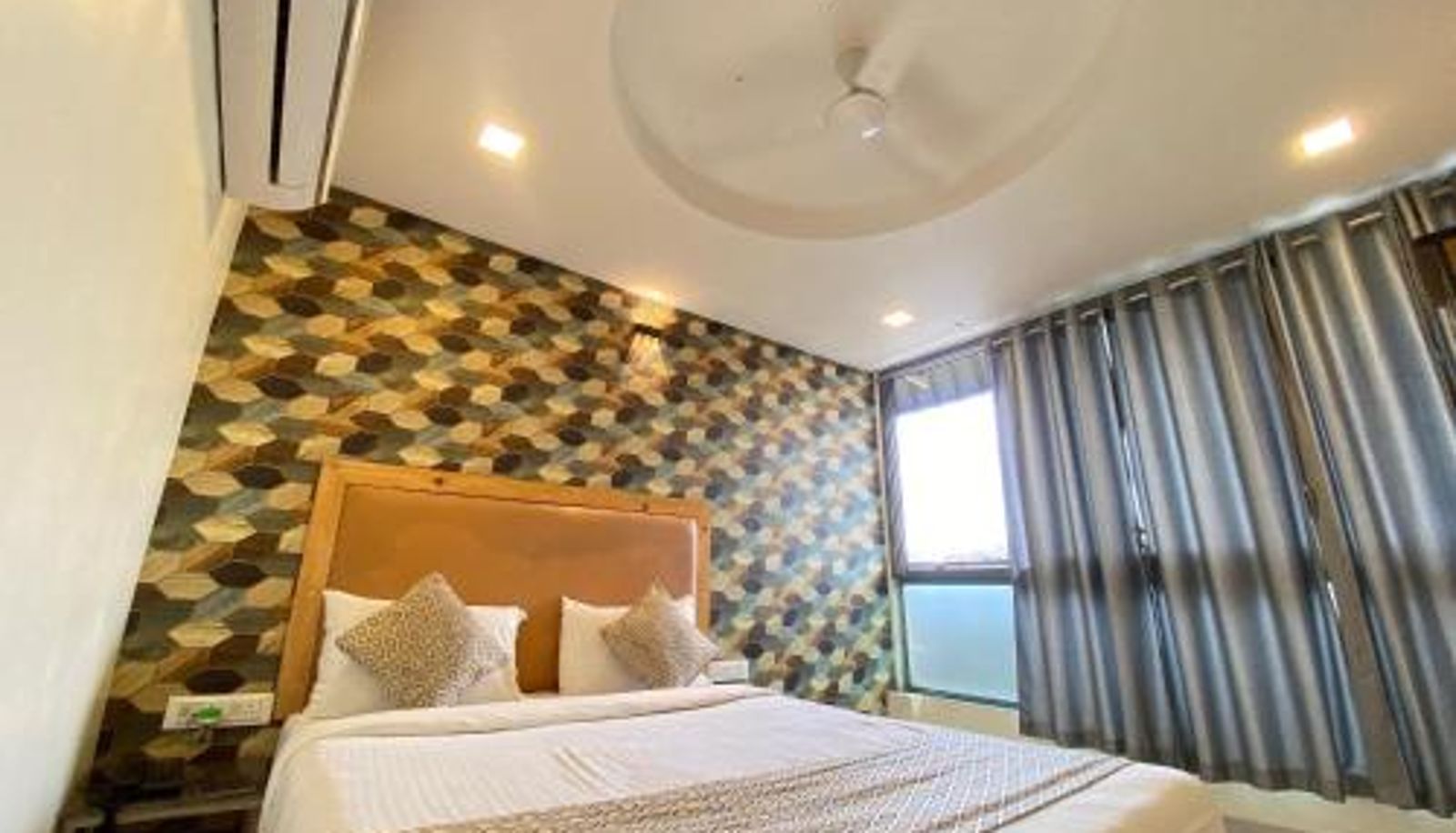 Información - Ahmedabad Hotel Alexa - Satellite Prahladnagar