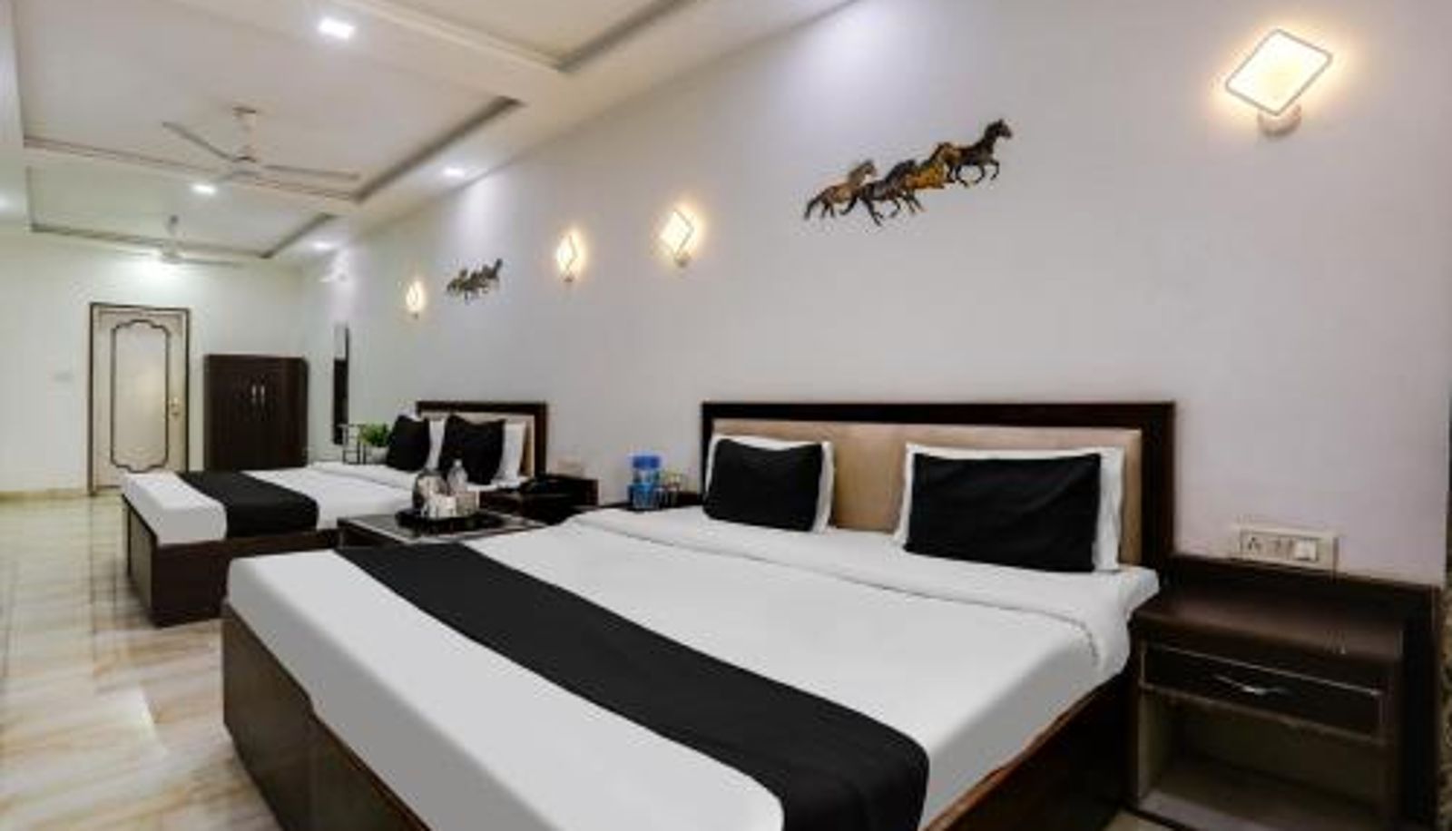 Dreibettzimmer - Super Hotel O Tajganj Near Taj Mahal West Gate