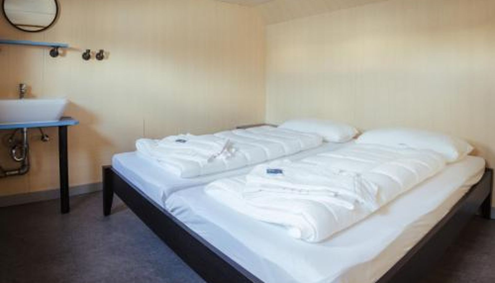 Room - ARCONA - Übernachten auf dem Wasser - direkt am Bontekai