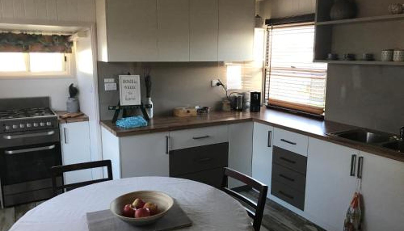 Cocina - Cherry Blossom Cottage-with country charm and spa
