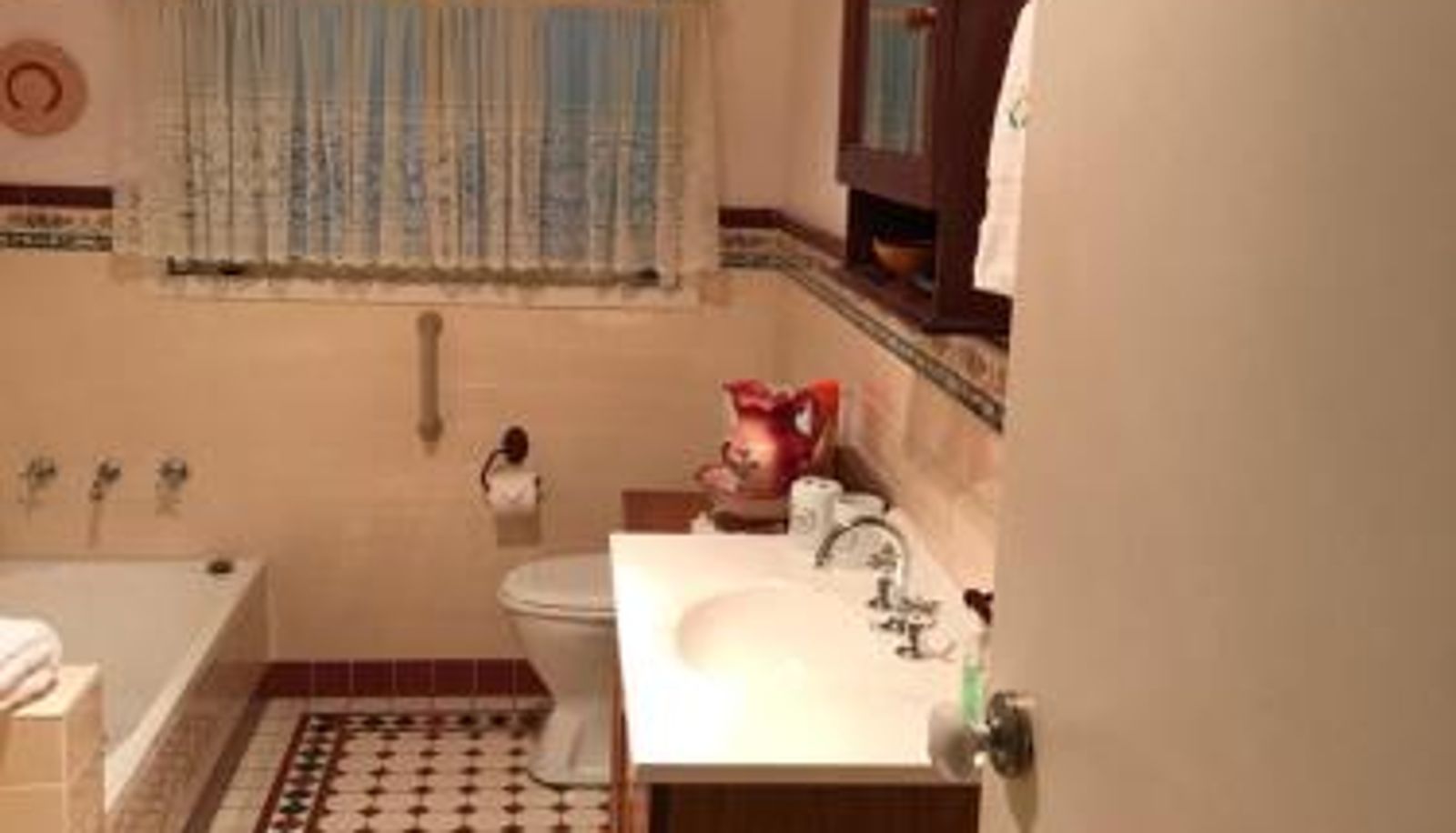 Bathroom - Blue Gum Cottage on Bay