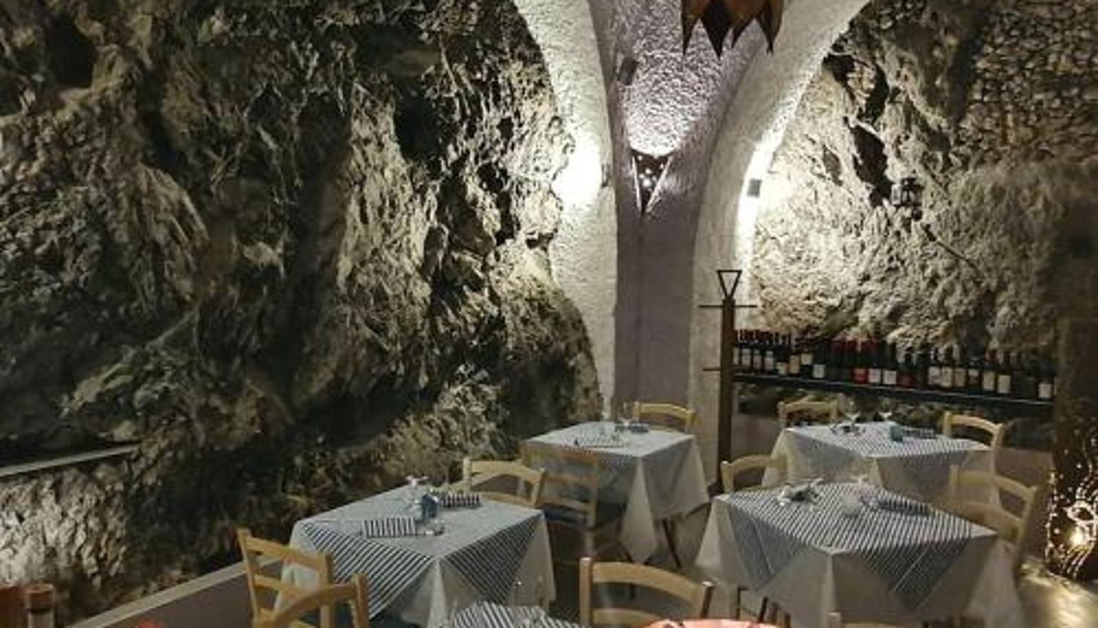 Salle de petit-déjeuner dans le restaurant - B&B FISH