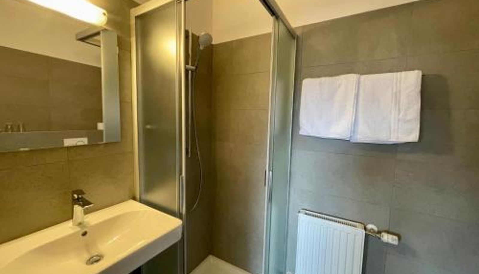 Info - Free Parking B&B Transit Rooms - Your Stopover
